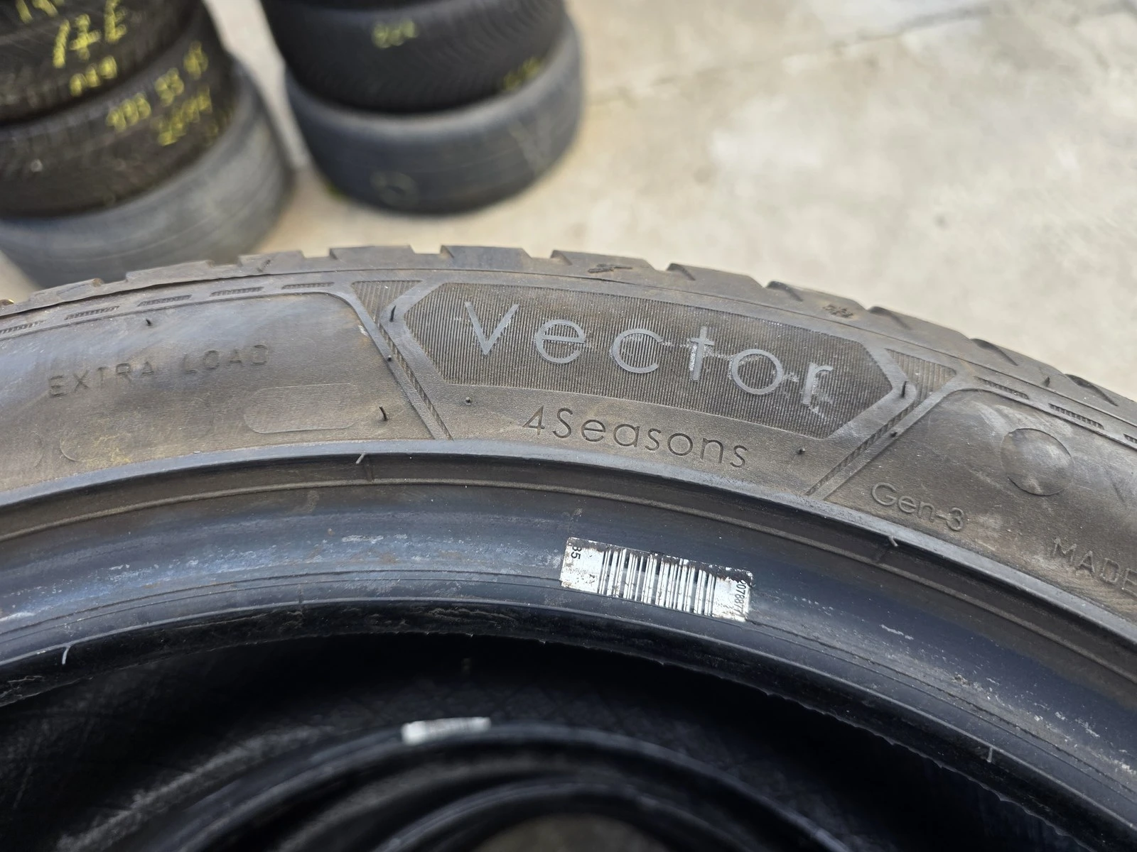 Гуми Всесезонни 235/45R18, снимка 7 - Гуми и джанти - 56726057