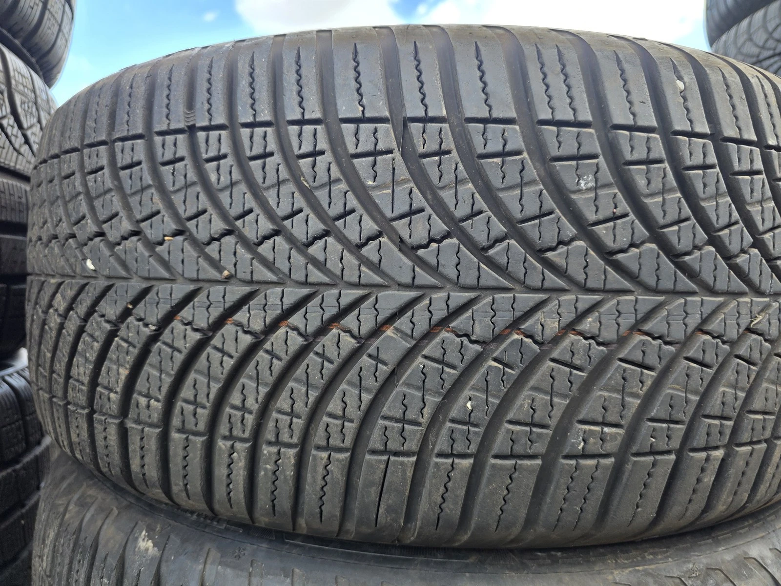 Гуми Всесезонни 235/45R18