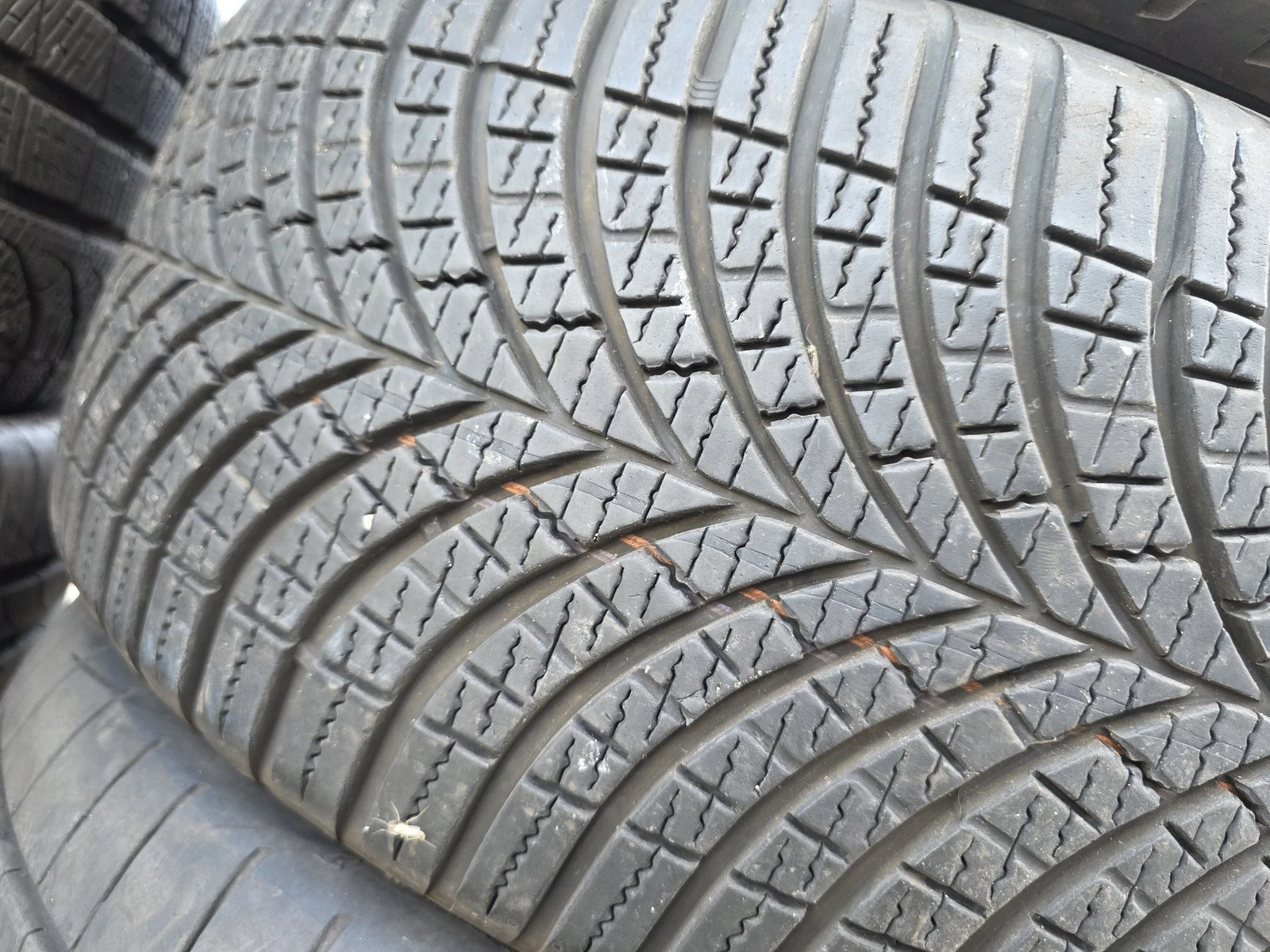 Гуми Всесезонни 235/45R18, снимка 5 - Гуми и джанти - 56726057