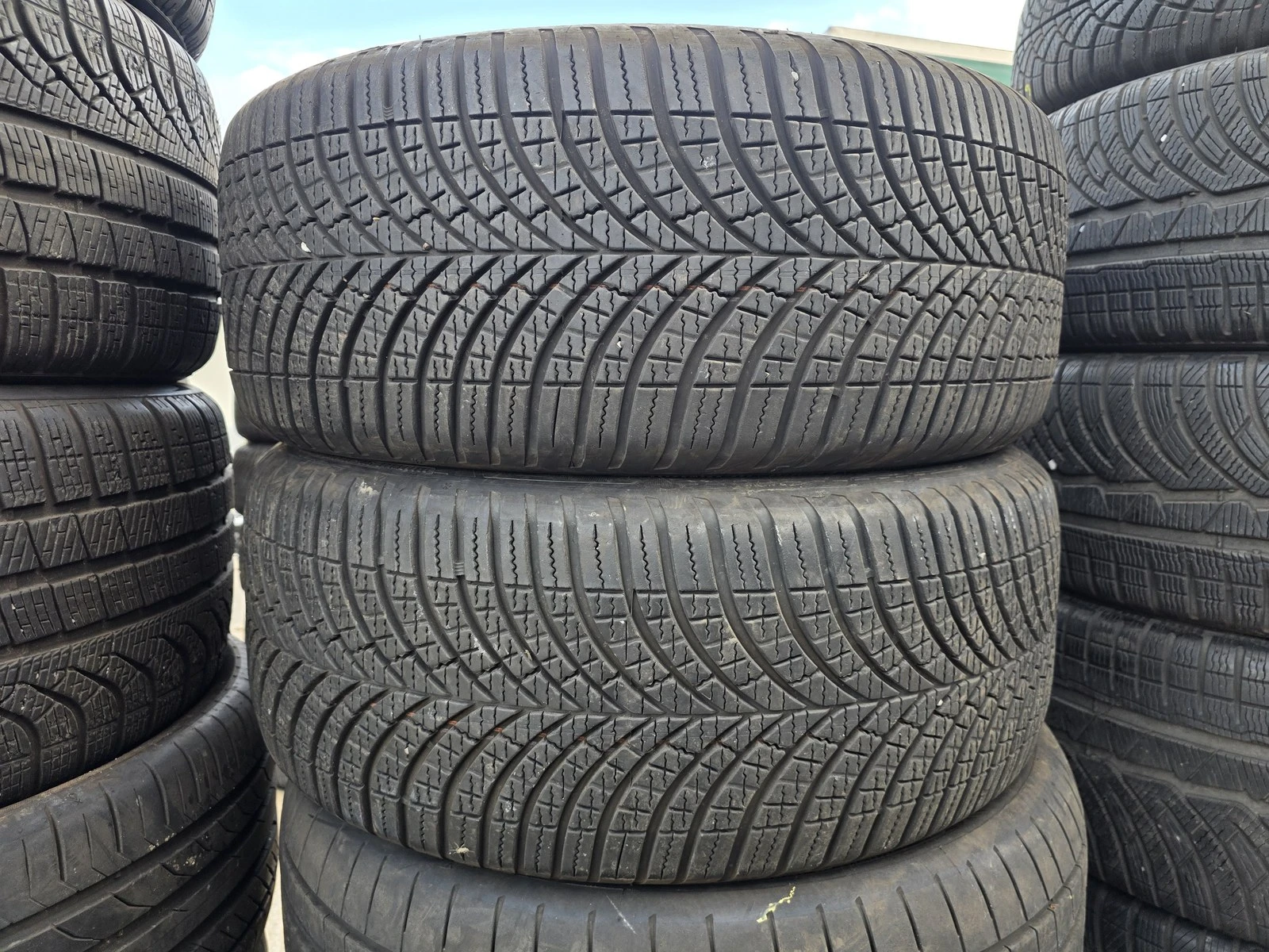 Гуми Всесезонни 235/45R18, снимка 3 - Гуми и джанти - 56726057