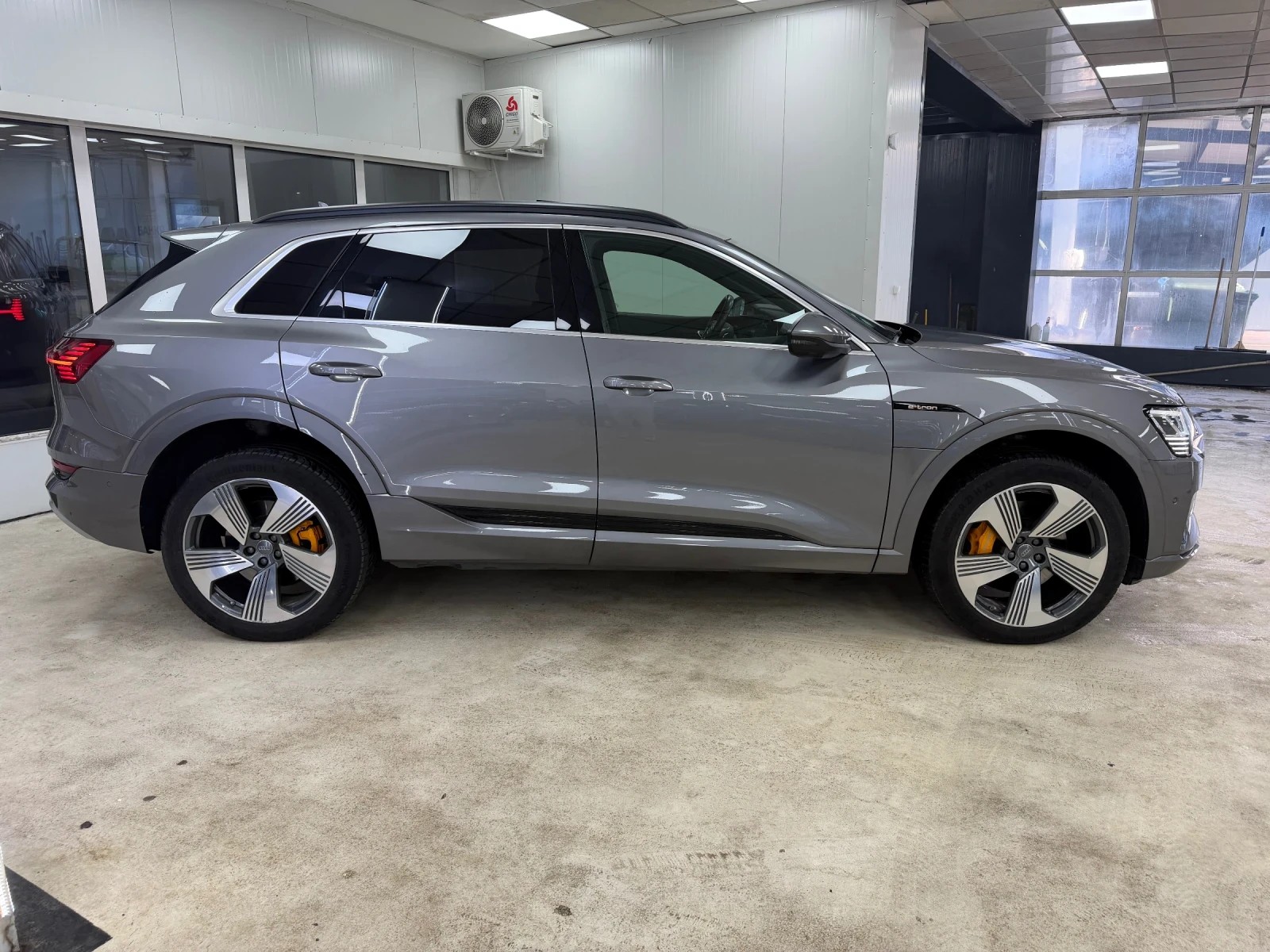 Audi E-Tron  92%SOH/Head-Up/Pano/360 /Nappa/B&O/Ambient/4Zone, снимка 2 - Автомобили и джипове - 53702727