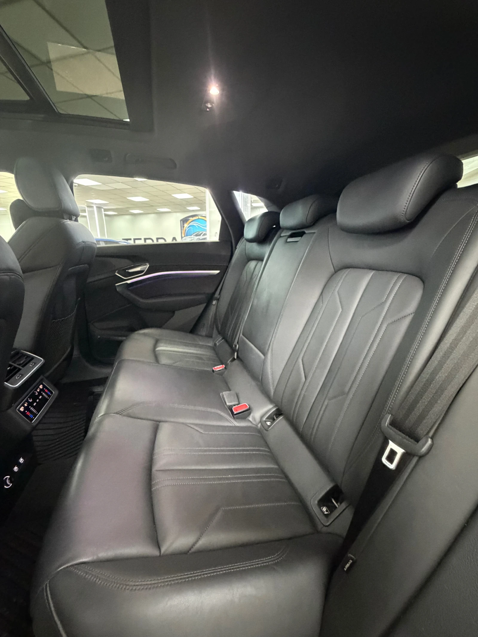 Audi E-Tron  92%SOH/Head-Up/Pano/360 /Nappa/B&O/Ambient/4Zone, снимка 15 - Автомобили и джипове - 53702727