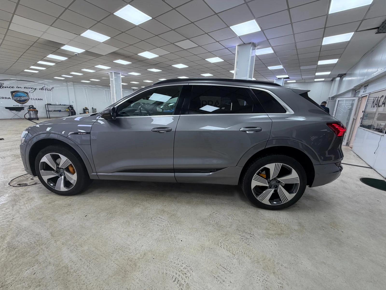 Audi E-Tron  92%SOH/Head-Up/Pano/360 /Nappa/B&O/Ambient/4Zone, снимка 6 - Автомобили и джипове - 53702727