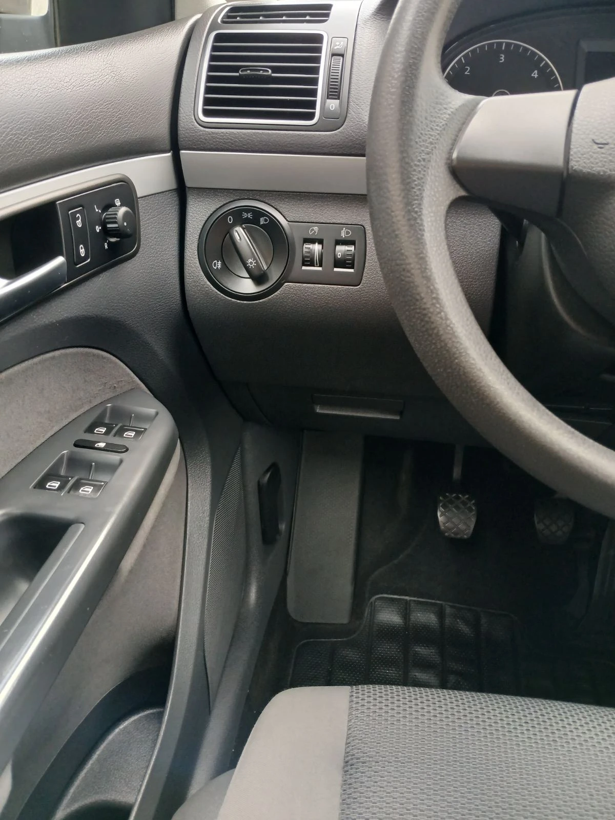 VW Touran, снимка 12 - Автомобили и джипове - 54156014