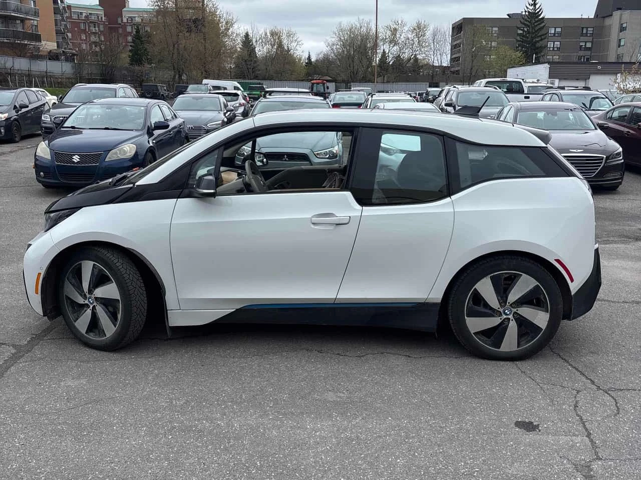 BMW i3 * 4dr HB w/Range Extender* 2 КЛЮЧА* ПОДГРЕВ* KEYLE, снимка 2 - Автомобили и джипове - 54379372