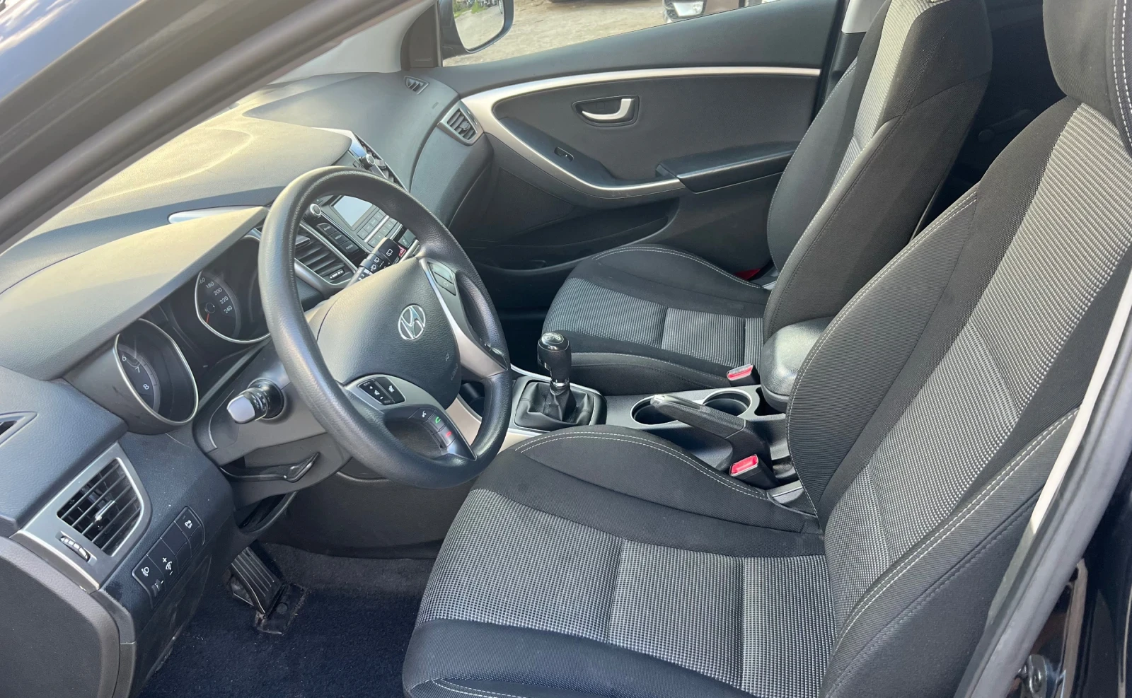 Hyundai I30 1.4i Германия ОБСЛУЖЕН Сервизна книжка , снимка 8 - Автомобили и джипове - 54511512
