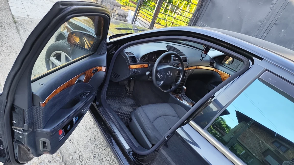 Mercedes-Benz E 240 Перфектен , снимка 2 - Автомобили и джипове - 54995418