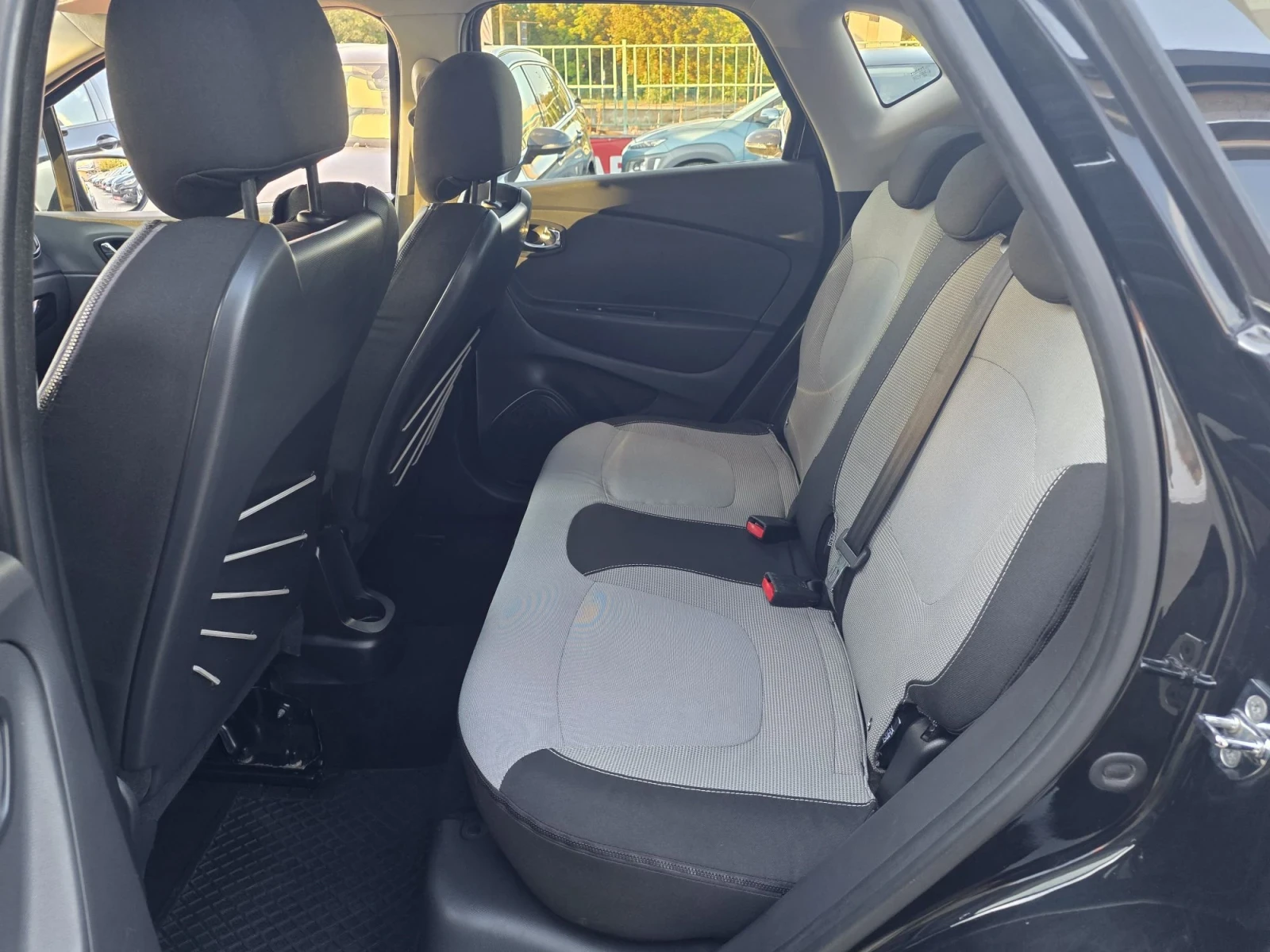 Renault Captur Avtomat , снимка 12 - Автомобили и джипове - 56120567