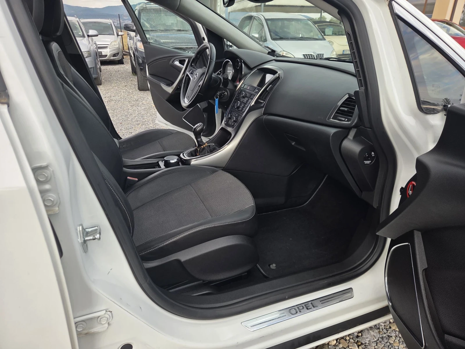 Opel Astra 1.7  cdti, снимка 8 - Автомобили и джипове - 56136011