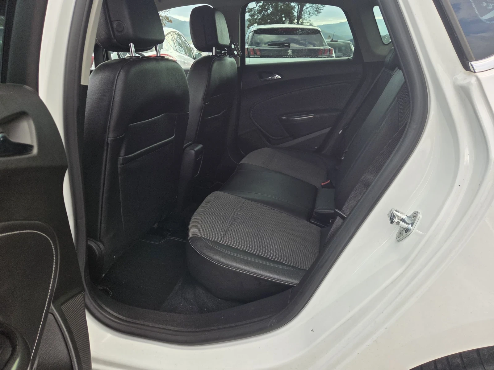 Opel Astra 1.7  cdti, снимка 11 - Автомобили и джипове - 56136011