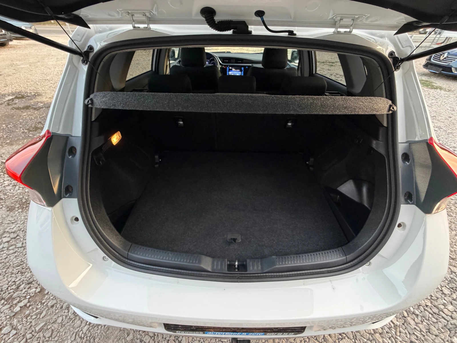 Toyota Auris Benzin* Hybrid* FACE* TOP, снимка 11 - Автомобили и джипове - 56216002