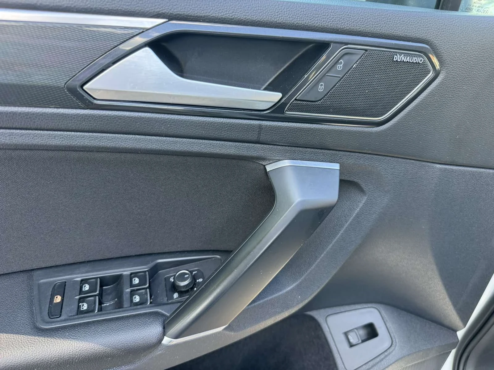 VW Tiguan 2.0 TDI R-line, снимка 16 - Автомобили и джипове - 55889607