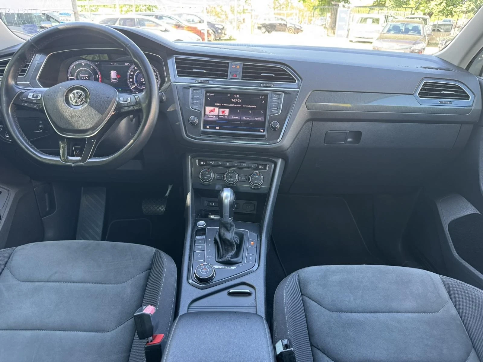 VW Tiguan 2.0 TDI R-line, снимка 8 - Автомобили и джипове - 55889607