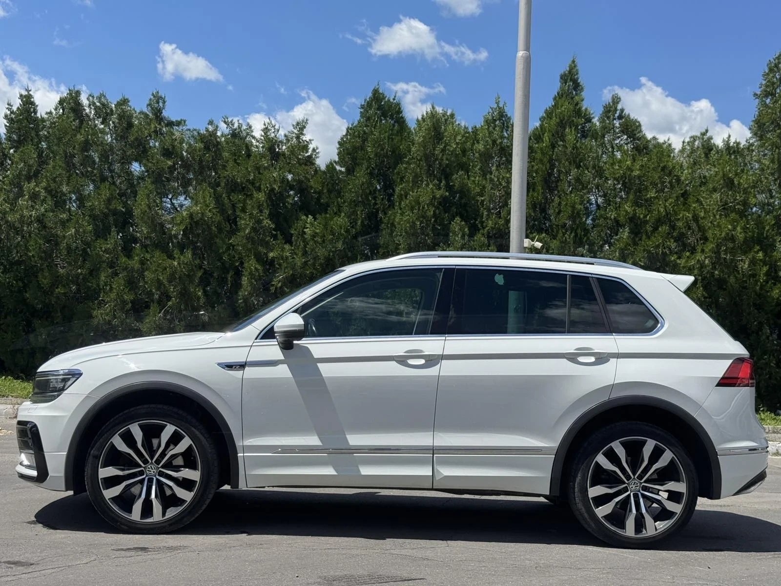 VW Tiguan 2.0 TDI R-line, снимка 3 - Автомобили и джипове - 55889607