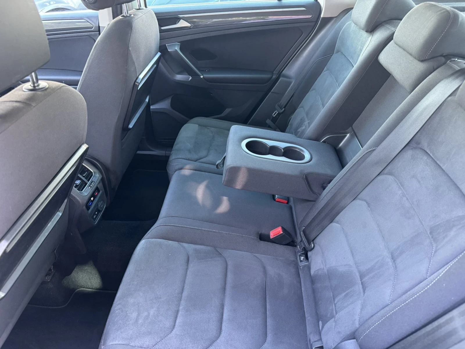 VW Tiguan 2.0 TDI R-line, снимка 15 - Автомобили и джипове - 55889607
