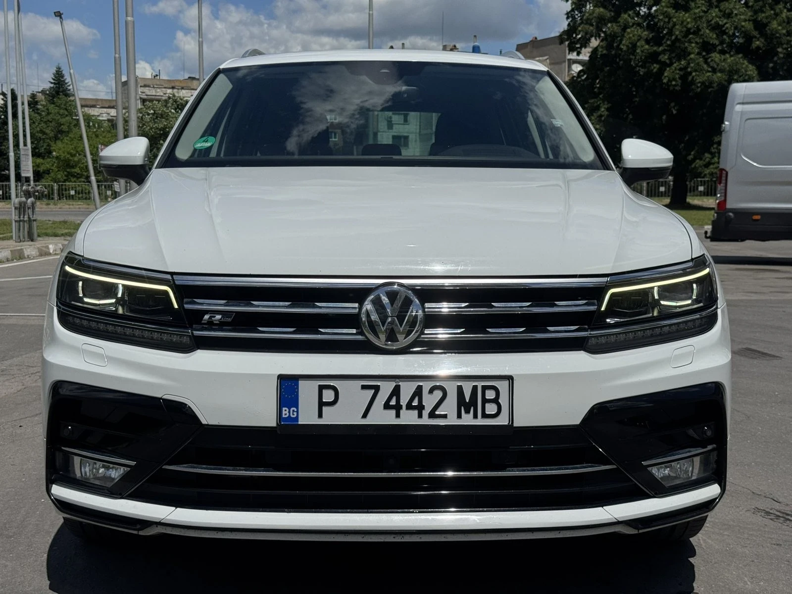 VW Tiguan 2.0 TDI R-line, снимка 2 - Автомобили и джипове - 55889607
