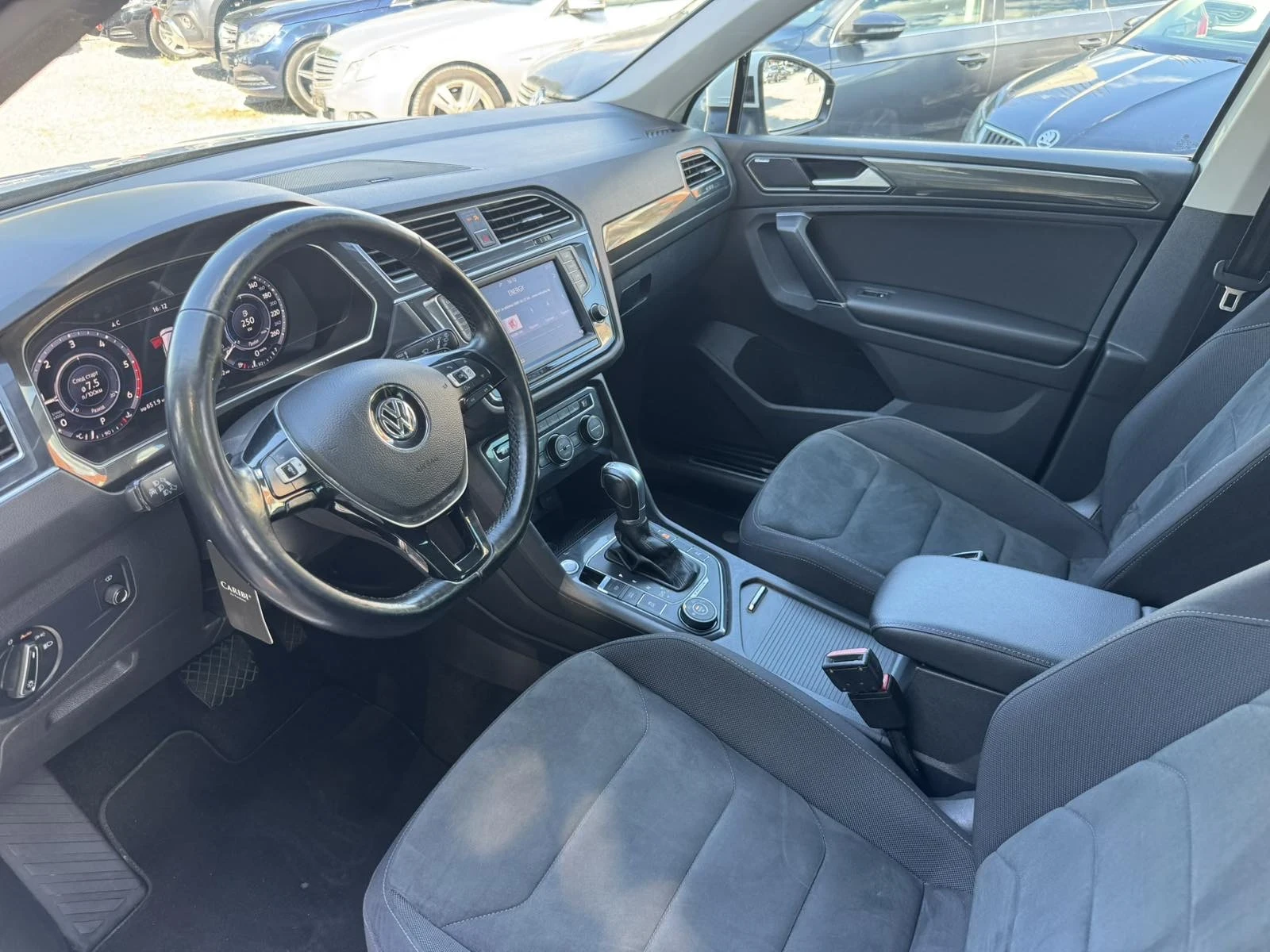 VW Tiguan 2.0 TDI R-line, снимка 12 - Автомобили и джипове - 55889607