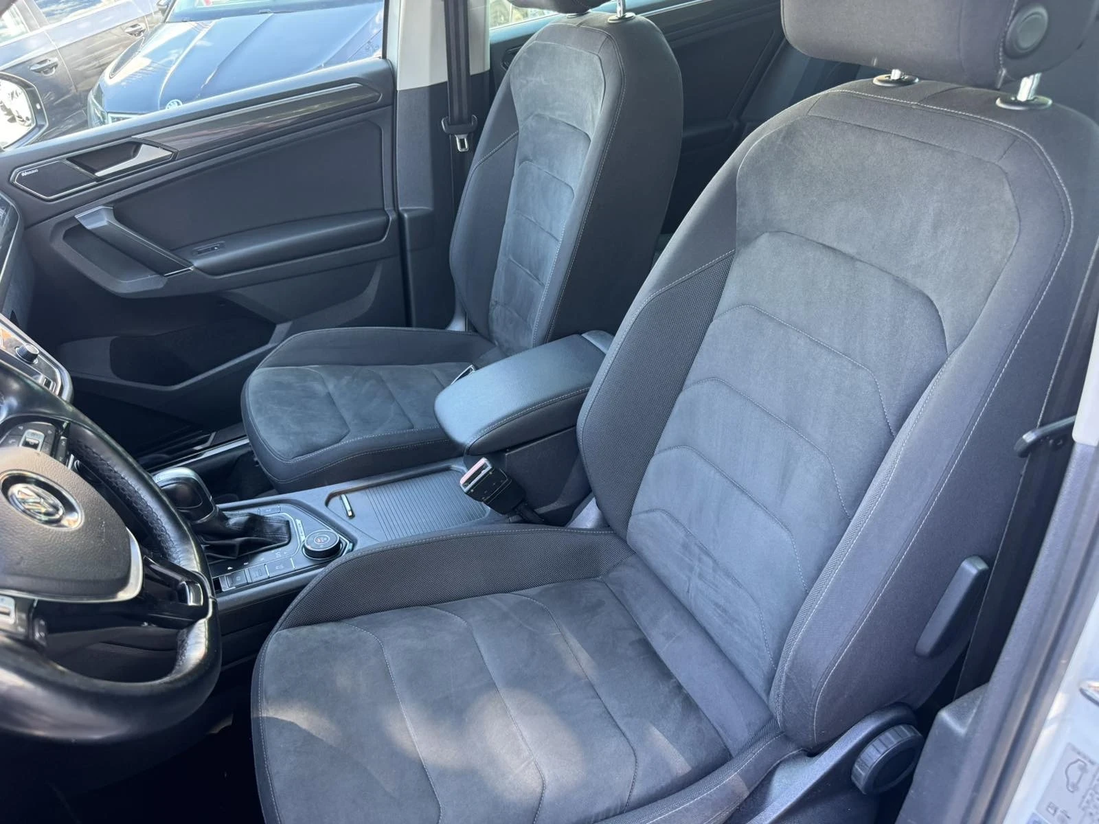 VW Tiguan 2.0 TDI R-line, снимка 9 - Автомобили и джипове - 55889607