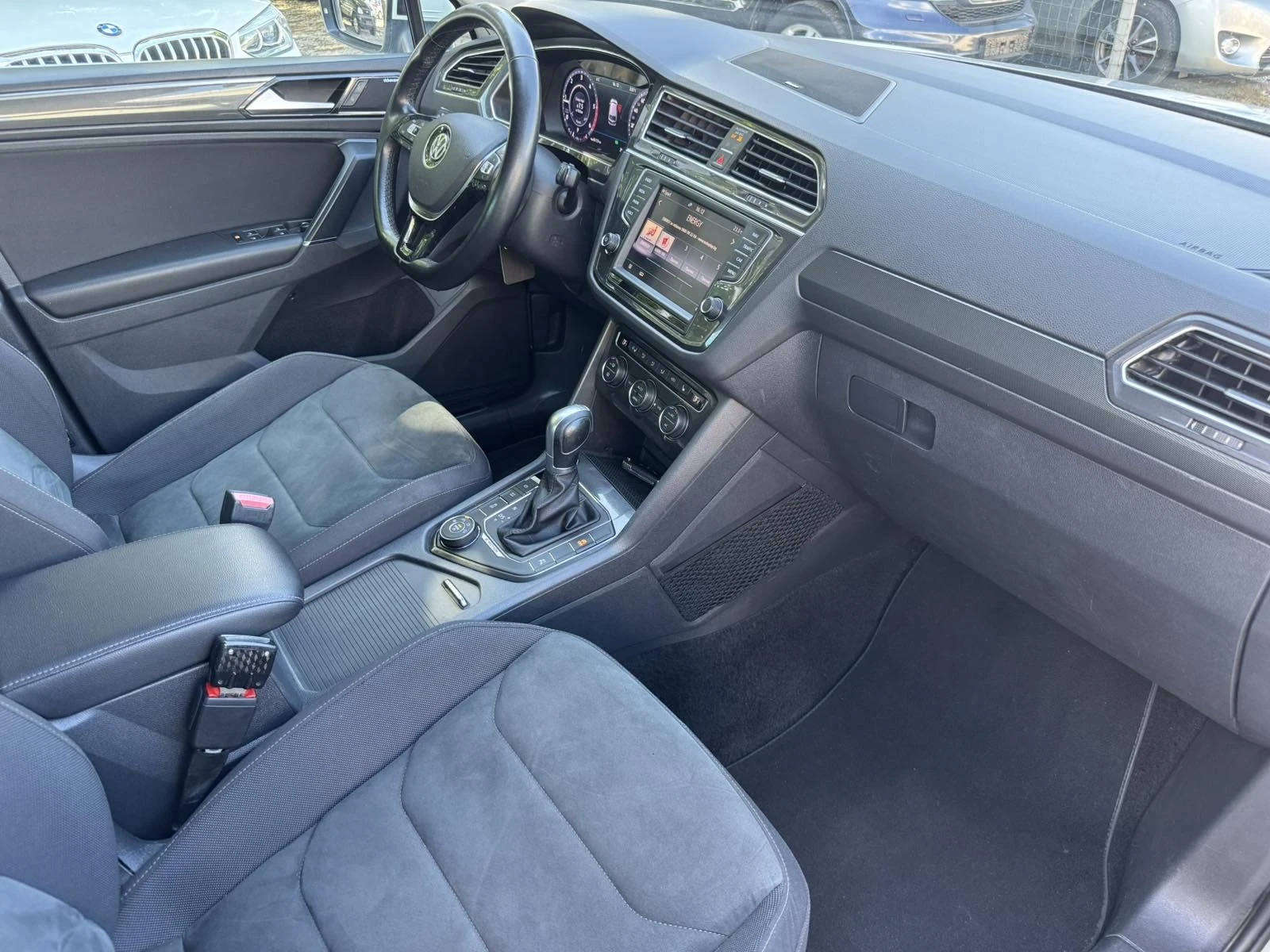 VW Tiguan 2.0 TDI R-line, снимка 11 - Автомобили и джипове - 55889607