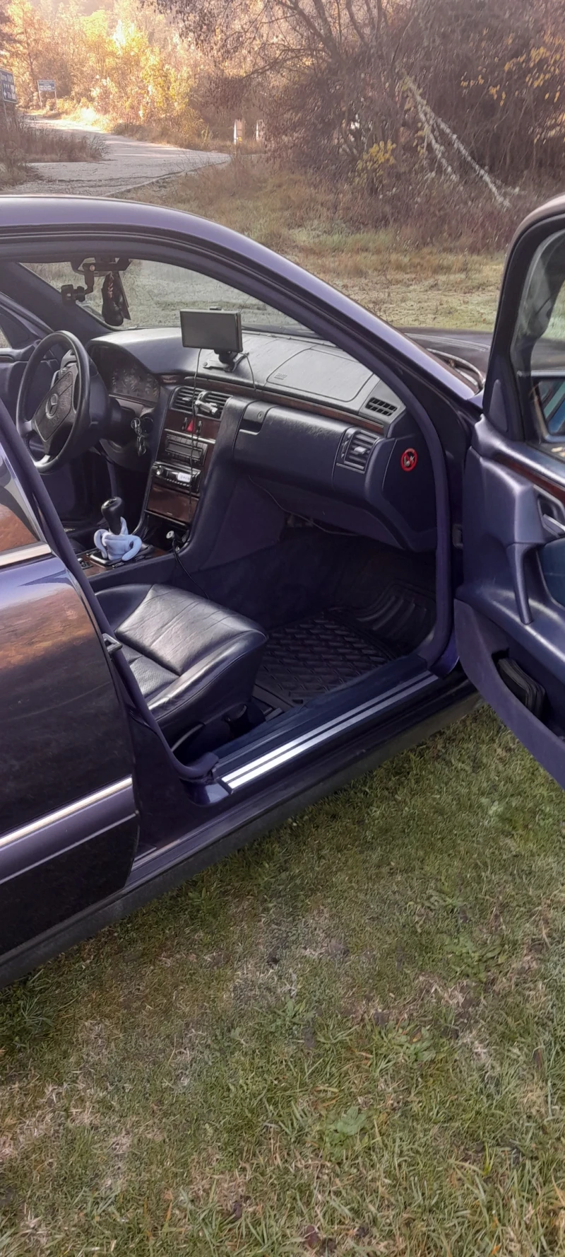 Mercedes-Benz E 200 Седан , снимка 3 - Автомобили и джипове - 52391226