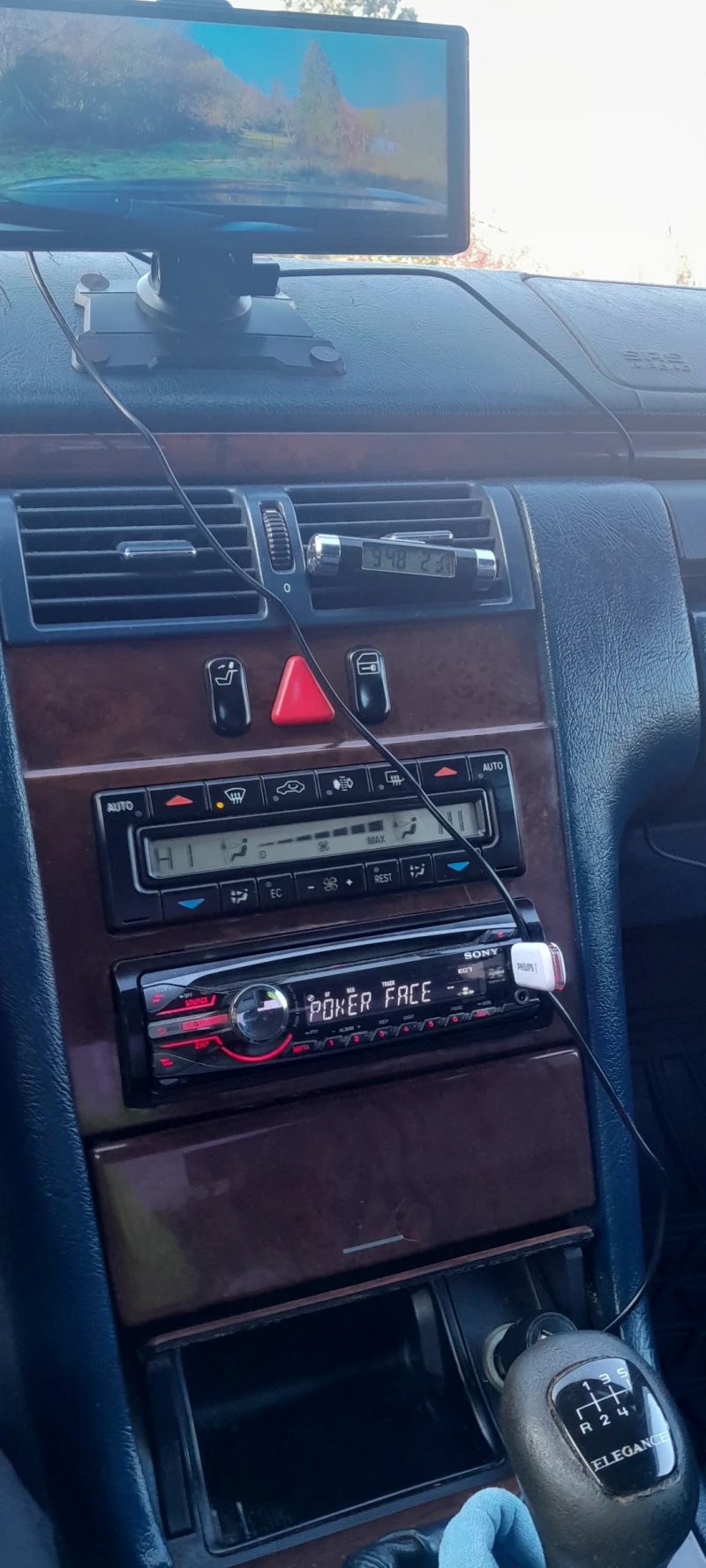 Mercedes-Benz E 200 Седан , снимка 8 - Автомобили и джипове - 52391226