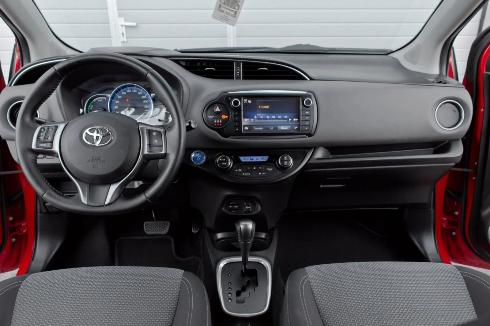 Toyota Yaris 1.5 hibrid - изображение 10