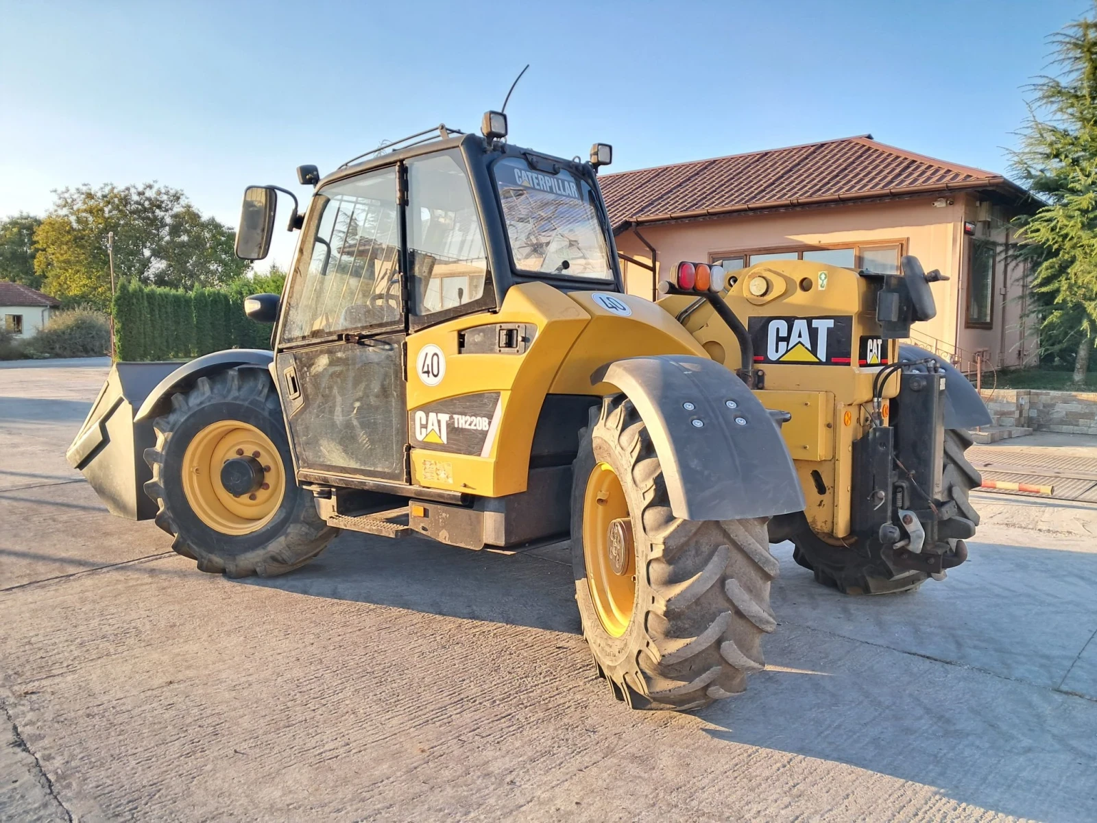 Телескопичен товарач Caterpillar Тн220В, снимка 2 - Селскостопанска техника - 56133105