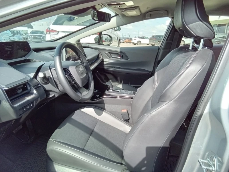 Toyota Prius XLE AWD e | Low Kilometers | SofTex Seat Trim  CAR, снимка 2 - Автомобили и джипове - 53006501