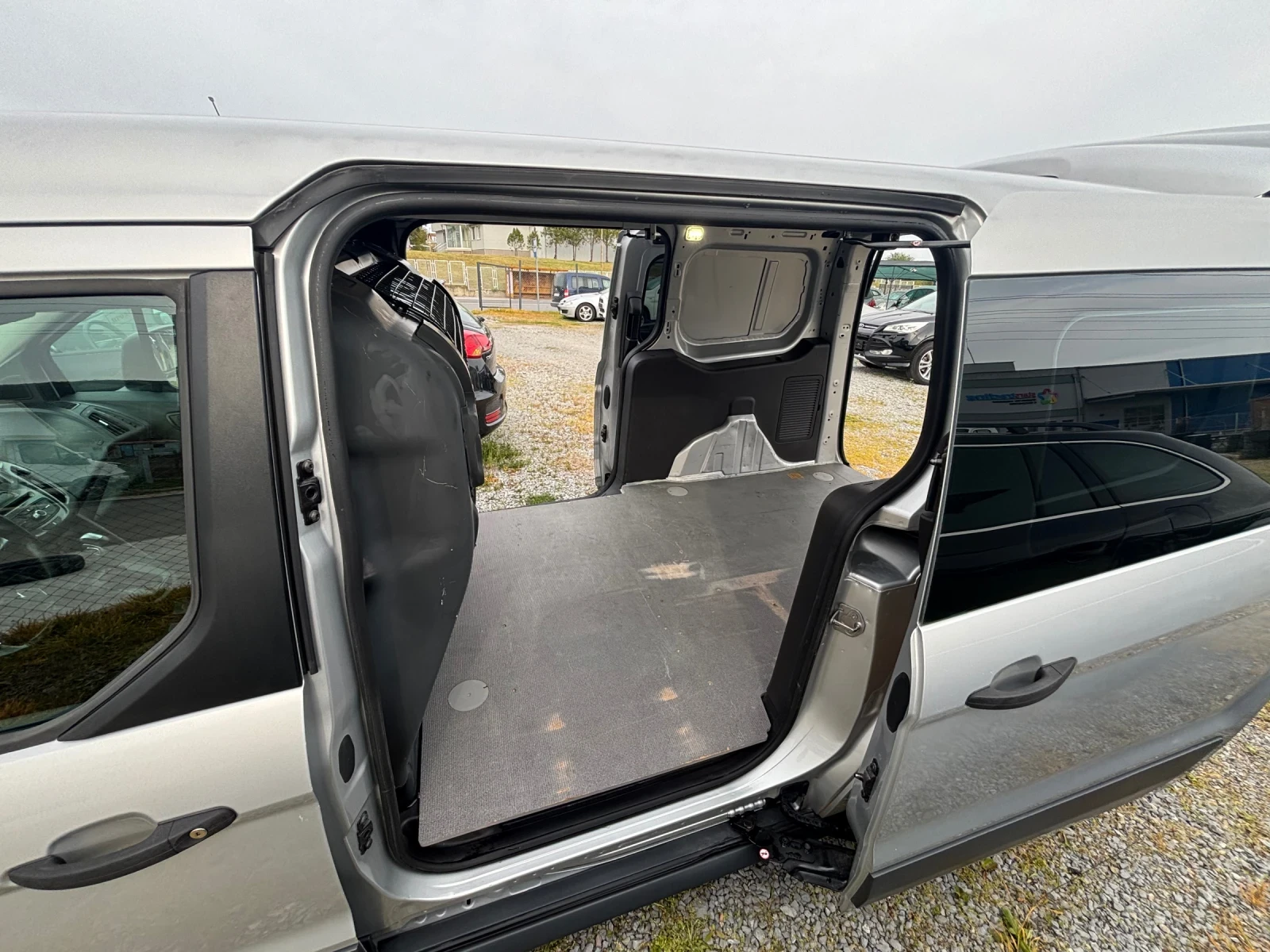 Ford Tourneo Connect 1.5 Автоматик внос Швейцария!, снимка 8 - Автомобили и джипове - 54208231