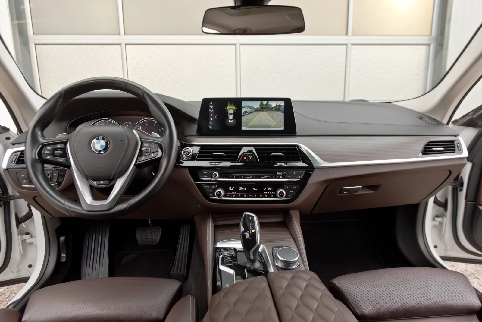 BMW 520 FULL* Luxury Line* Head-Up Display* Smart Key, снимка 12 - Автомобили и джипове - 55033865