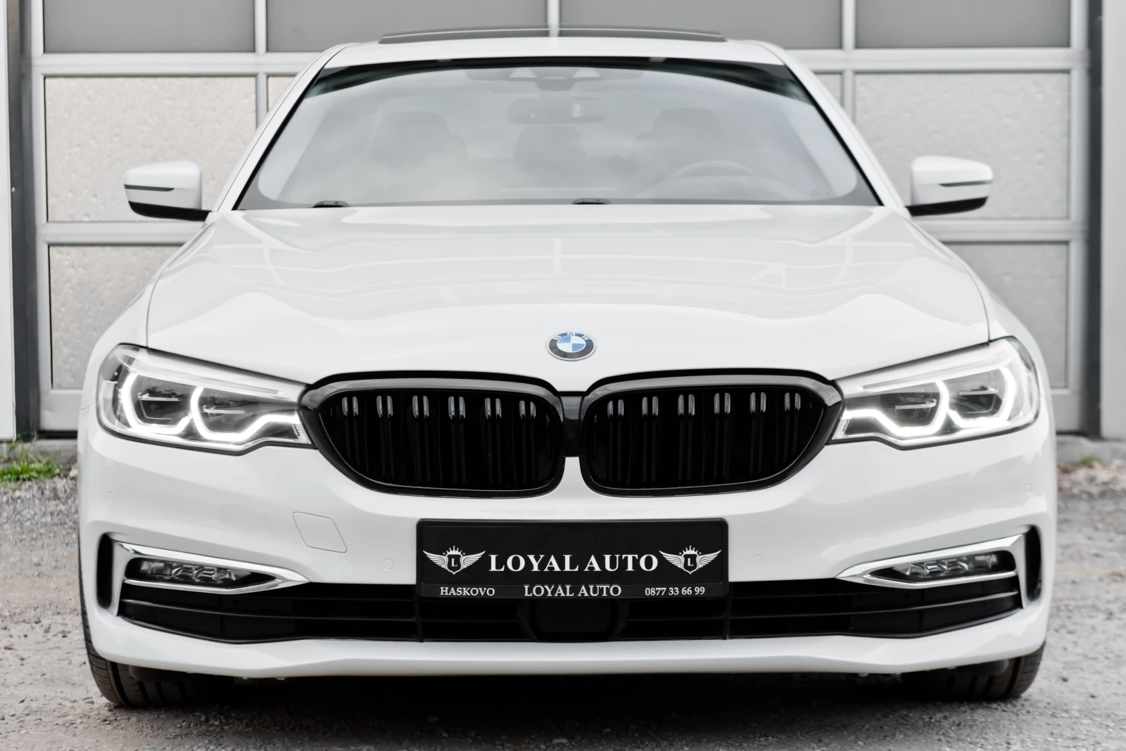 BMW 520 FULL* Luxury Line* Head-Up Display* Smart Key, снимка 2 - Автомобили и джипове - 55033865
