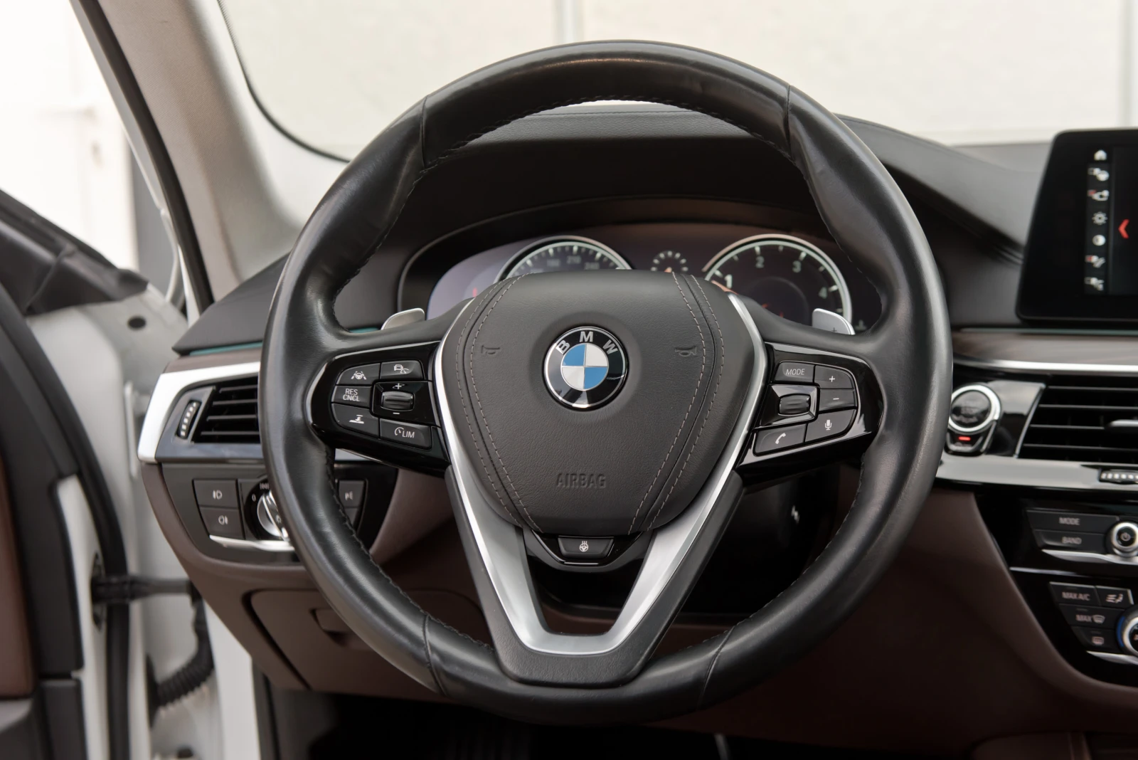 BMW 520 FULL* Luxury Line* Head-Up Display* Smart Key, снимка 13 - Автомобили и джипове - 55033865