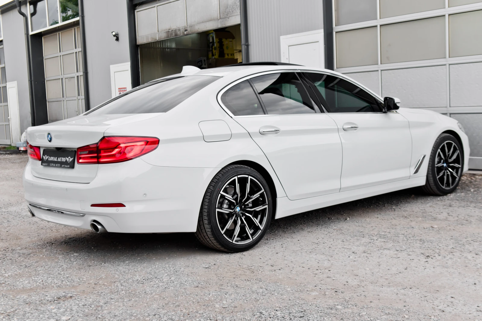 BMW 520 FULL* Luxury Line* Head-Up Display* Smart Key, снимка 8 - Автомобили и джипове - 55033865