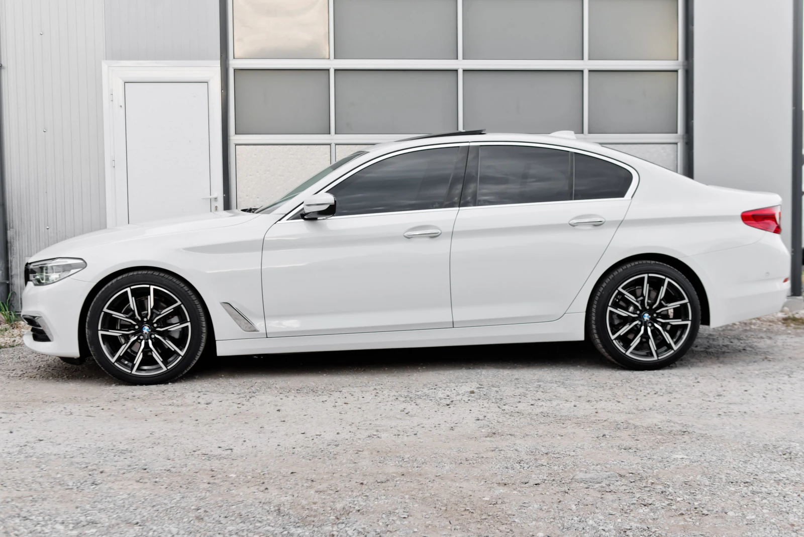 BMW 520 FULL* Luxury Line* Head-Up Display* Smart Key, снимка 4 - Автомобили и джипове - 55033865