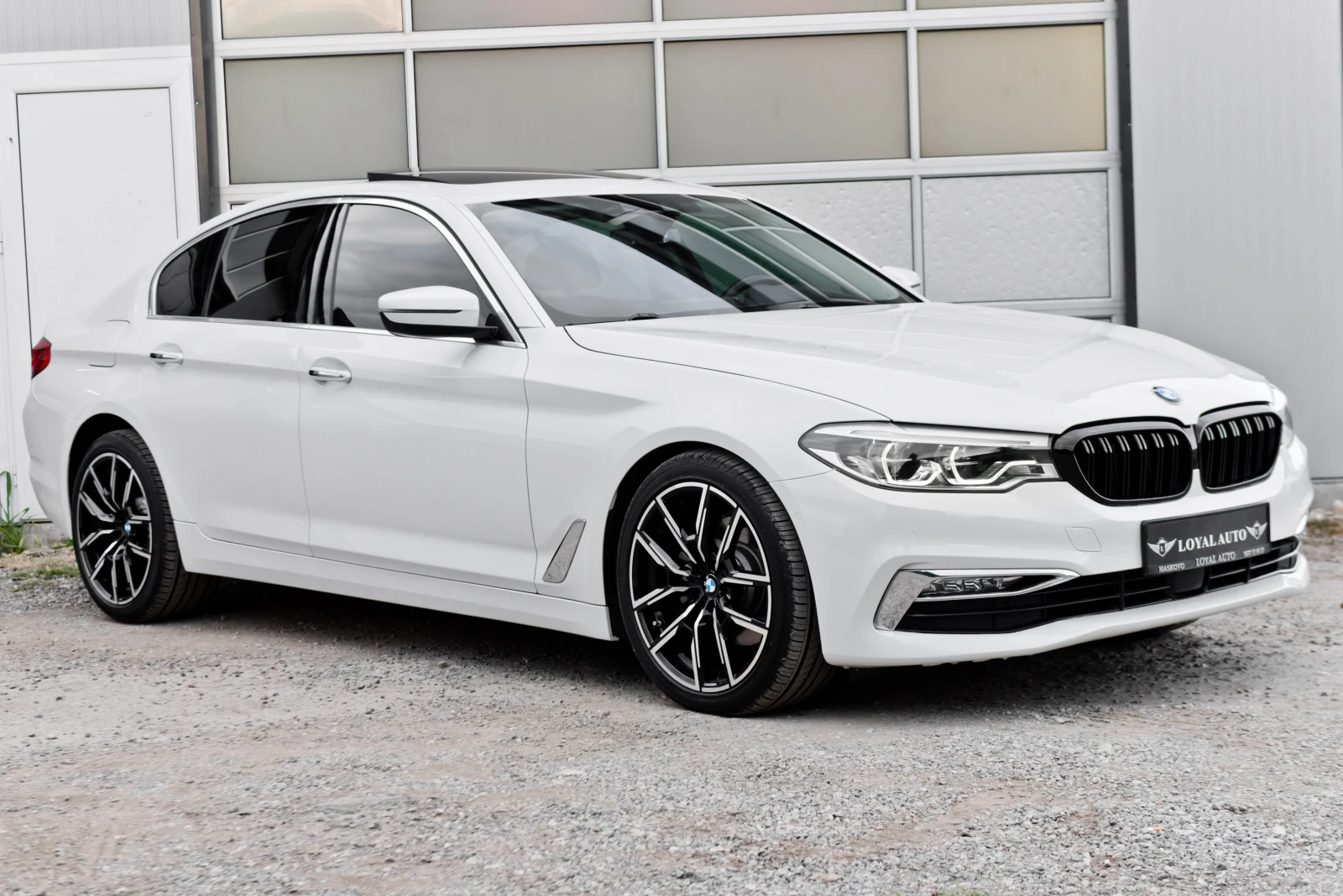 BMW 520 FULL* Luxury Line* Head-Up Display* Smart Key, снимка 3 - Автомобили и джипове - 55033865