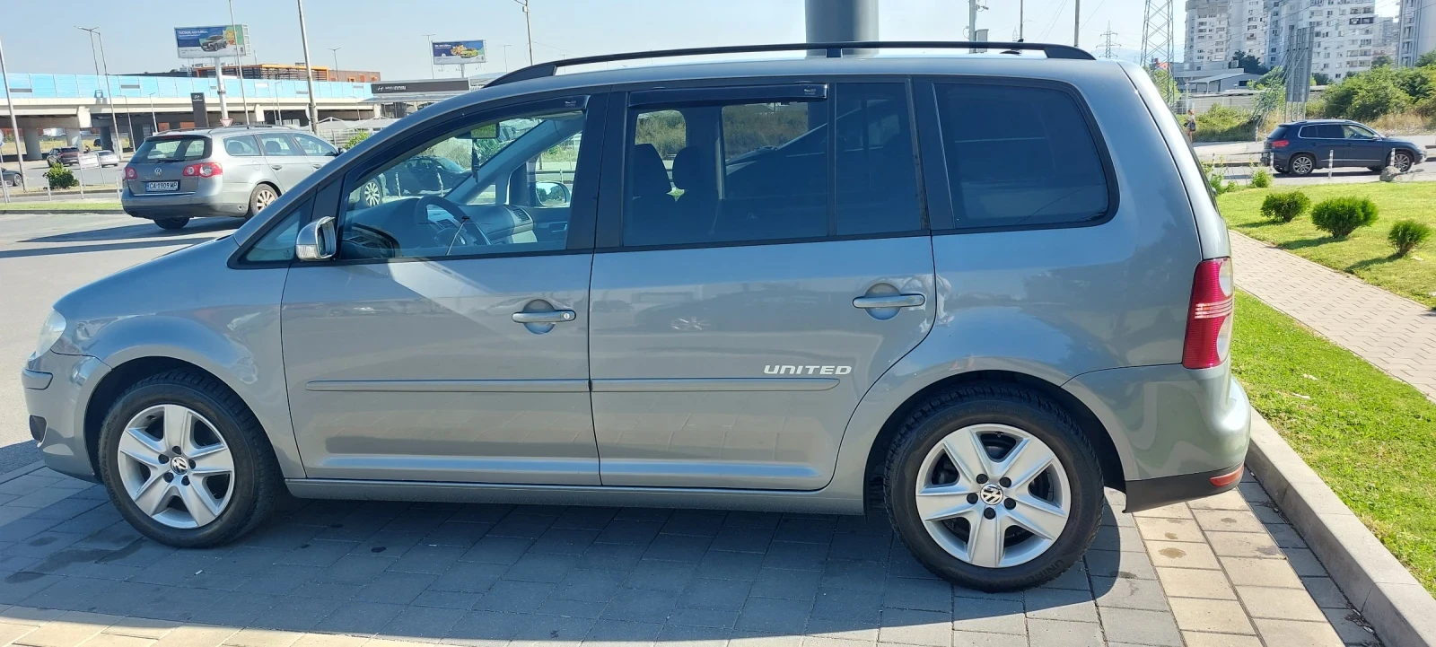 VW Touran 1.6 102кс. BiFuelg фабрична газ, снимка 7 - Автомобили и джипове - 55485971