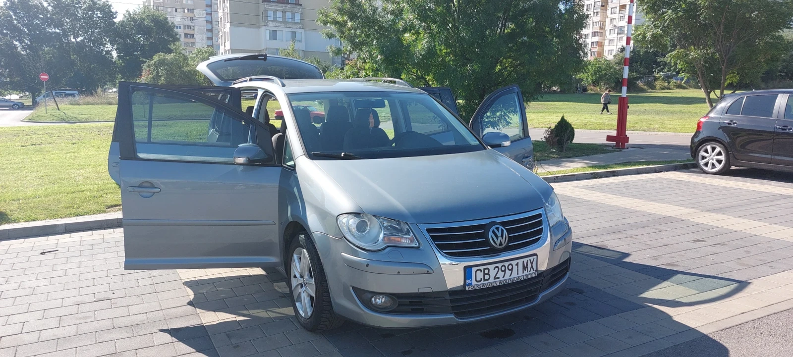 VW Touran 1.6 102кс. BiFuelg фабрична газ, снимка 8 - Автомобили и джипове - 55485971