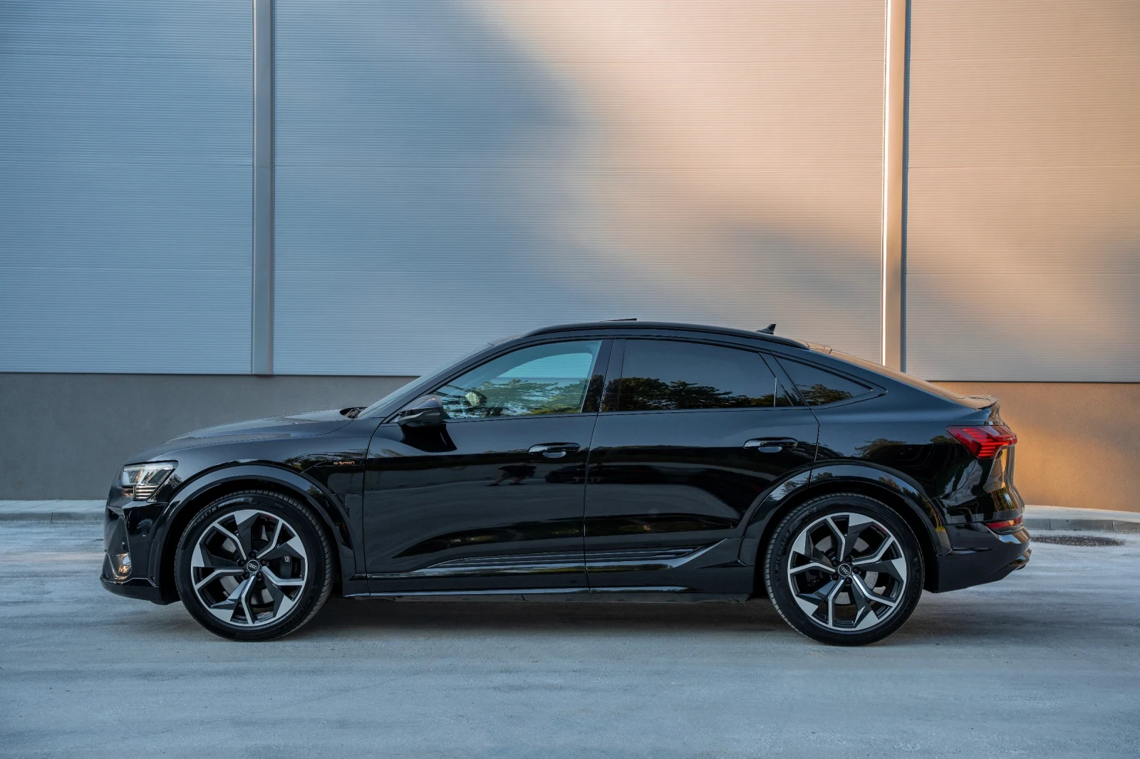 Audi E-Tron, снимка 2 - Автомобили и джипове - 56447241