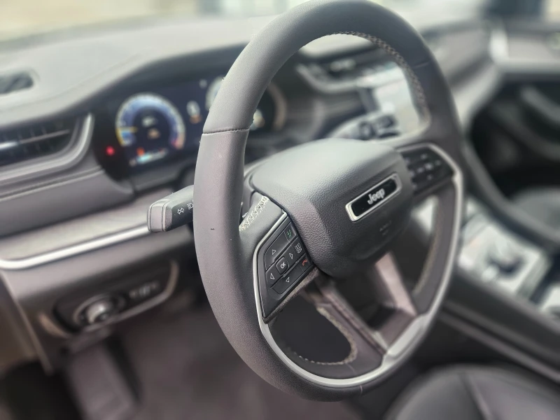 Jeep Grand cherokee От дилърство, снимка 9 - Автомобили и джипове - 53493660