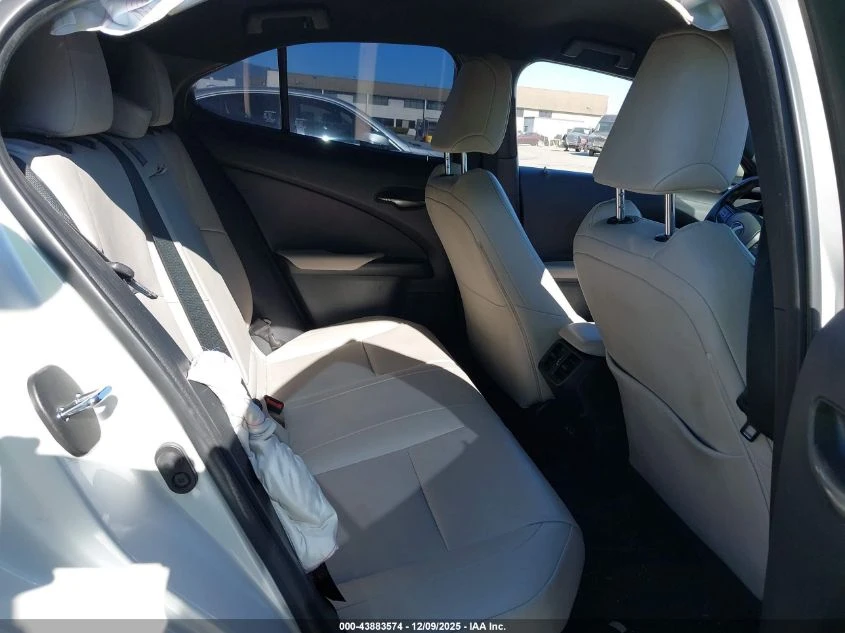 Lexus UX 250h * CARFAX*  - изображение 8