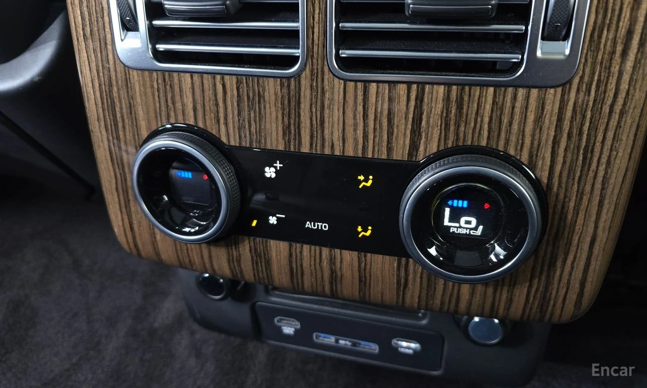 Land Rover Range rover 4.4* V8* ОБДУХВАНЕ* ХЕДЪП* МАСАЖ* LANE* ASSIST* , снимка 16 - Автомобили и джипове - 54851961