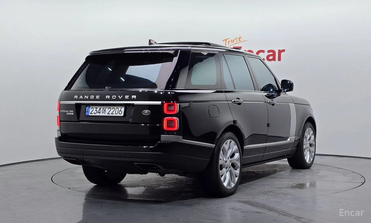 Land Rover Range rover 4.4* V8* ОБДУХВАНЕ* ХЕДЪП* МАСАЖ* LANE* ASSIST* , снимка 2 - Автомобили и джипове - 54851961