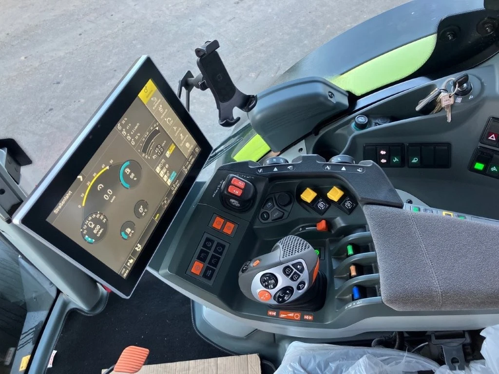 Трактор Claas Axion 870 CMATIC CEBIS Night Edition ❗ 2025, снимка 4 - Селскостопанска техника - 55952197