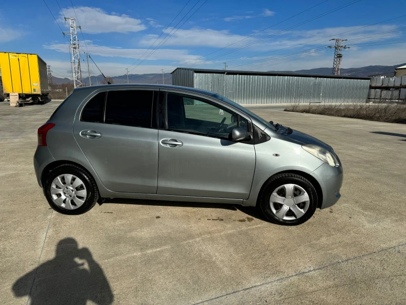 Toyota Yaris vvt- НАПЪЛНО ОБСЛУЖЕН, снимка 3 - Автомобили и джипове - 46691601