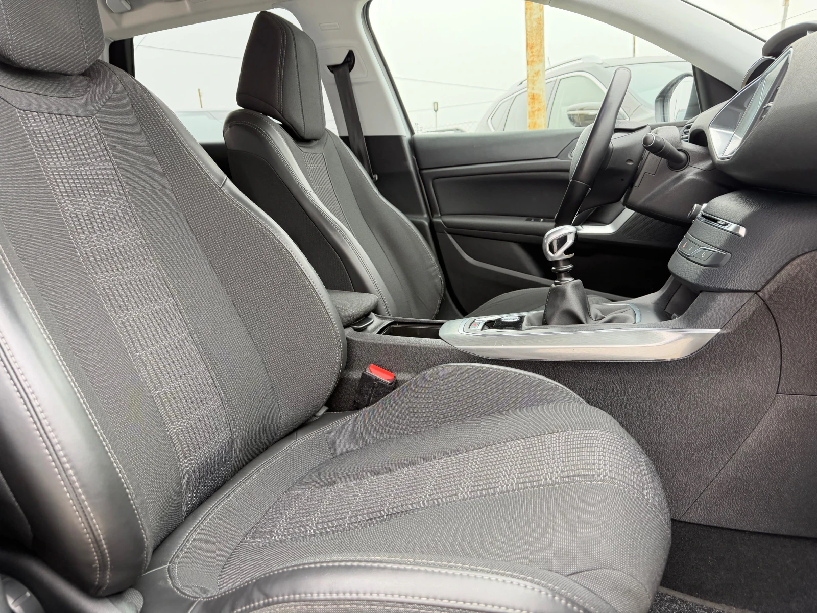 Peugeot 308 1.6hdi, key less, distronic, car play, navi, снимка 12 - Автомобили и джипове - 53828651