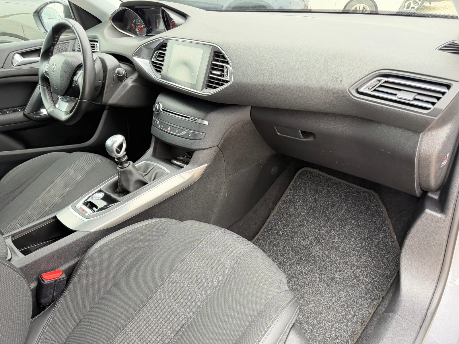 Peugeot 308 1.6hdi, key less, distronic, car play, navi, снимка 9 - Автомобили и джипове - 53828651