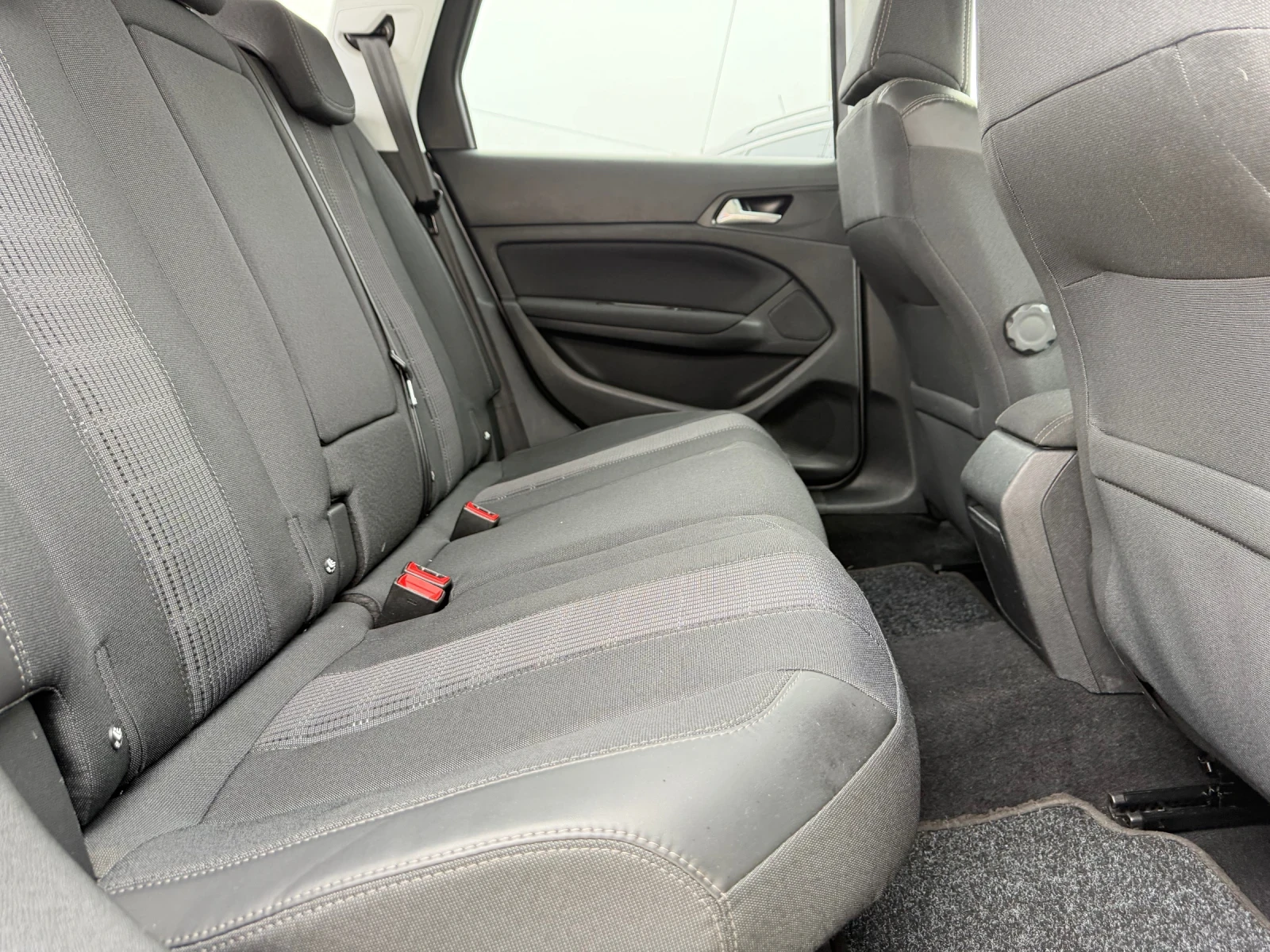 Peugeot 308 1.6hdi, key less, distronic, car play, navi, снимка 11 - Автомобили и джипове - 53828651