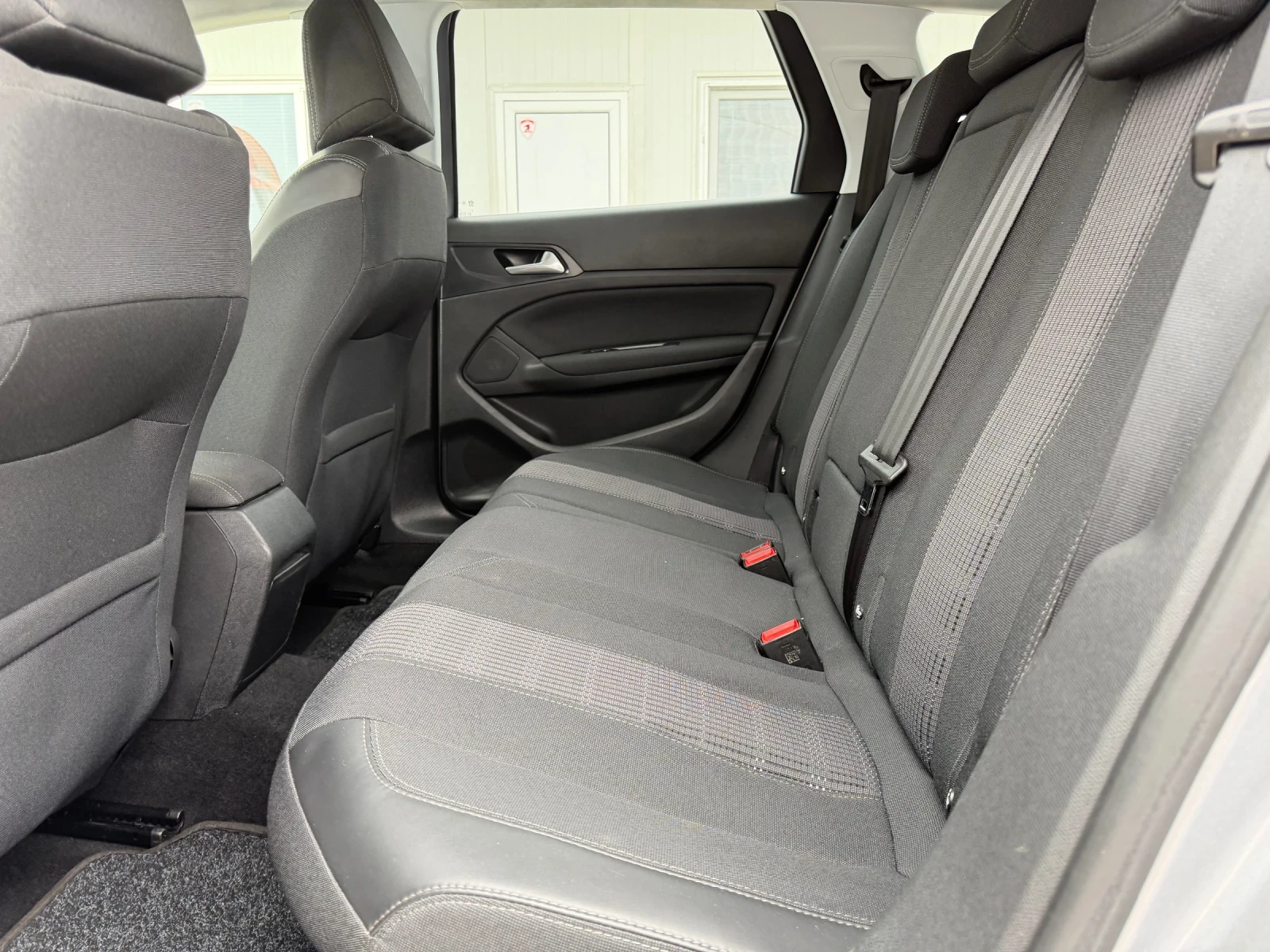 Peugeot 308 1.6hdi, key less, distronic, car play, navi, снимка 10 - Автомобили и джипове - 53828651