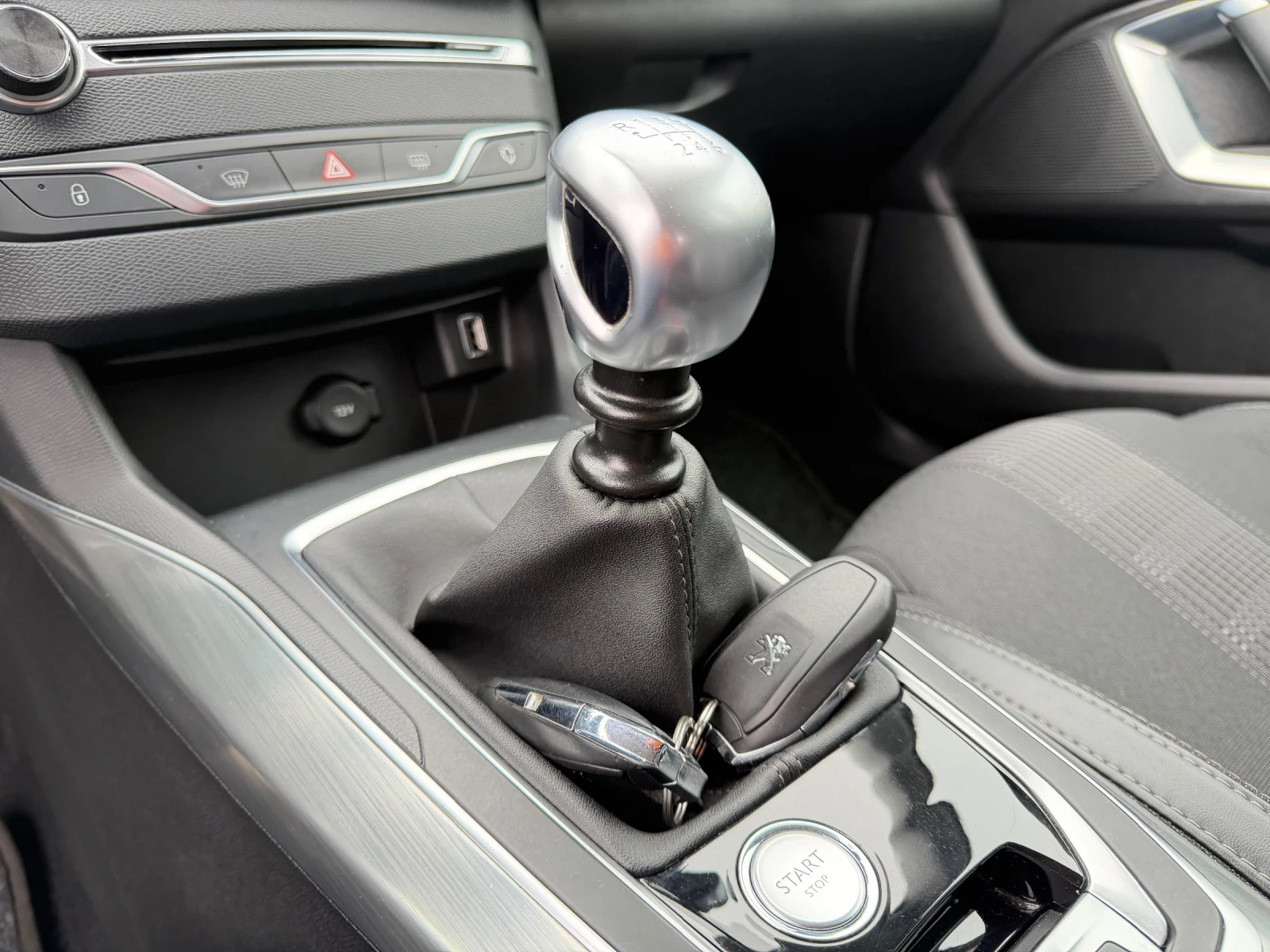 Peugeot 308 1.6hdi, key less, distronic, car play, navi, снимка 13 - Автомобили и джипове - 53828651