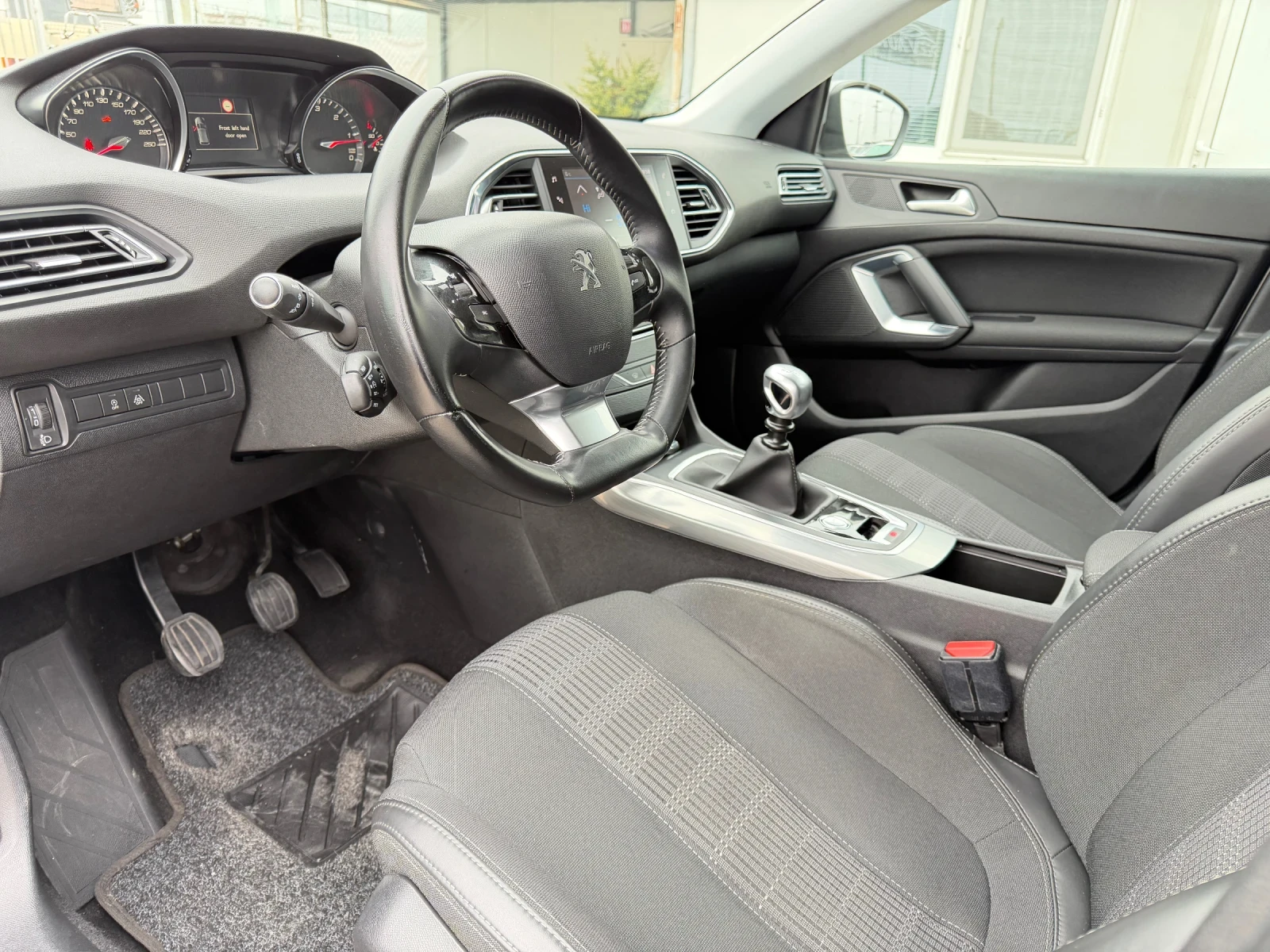 Peugeot 308 1.6hdi, key less, distronic, car play, navi, снимка 7 - Автомобили и джипове - 53828651